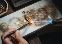 Creación de joyas exclusivas con piedras recicladas Arelana