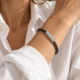 Joyas con camisa blanca: tres formas de darles protagonismo