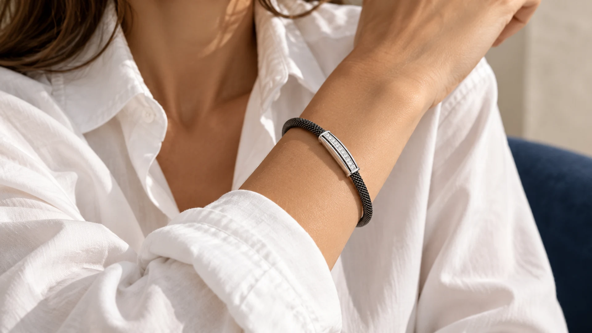 Joyas con camisa blanca: tres formas de darles protagonismo
