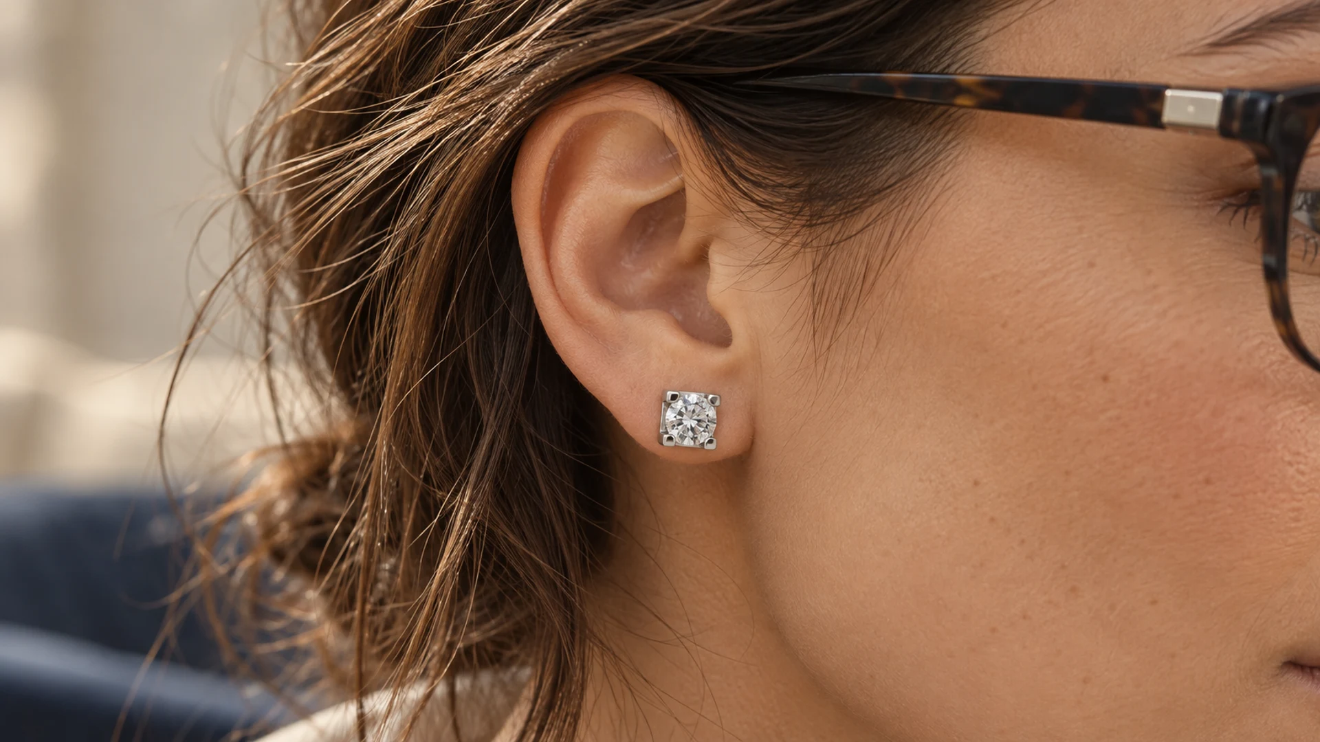 Pendientes y gafas: cómo coordinar dos detalles cerca del rostro