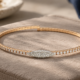 Pulsera abierta o esclava: diferencias de silueta para elegir