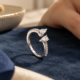 Anillo abierto con motivos de lágrima. Los extremos luminosos se orientan en sentidos opuestos.