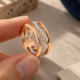 Anillo de curvas caladas y destellos. Los huecos del frente permiten seguir el recorrido de las bandas.